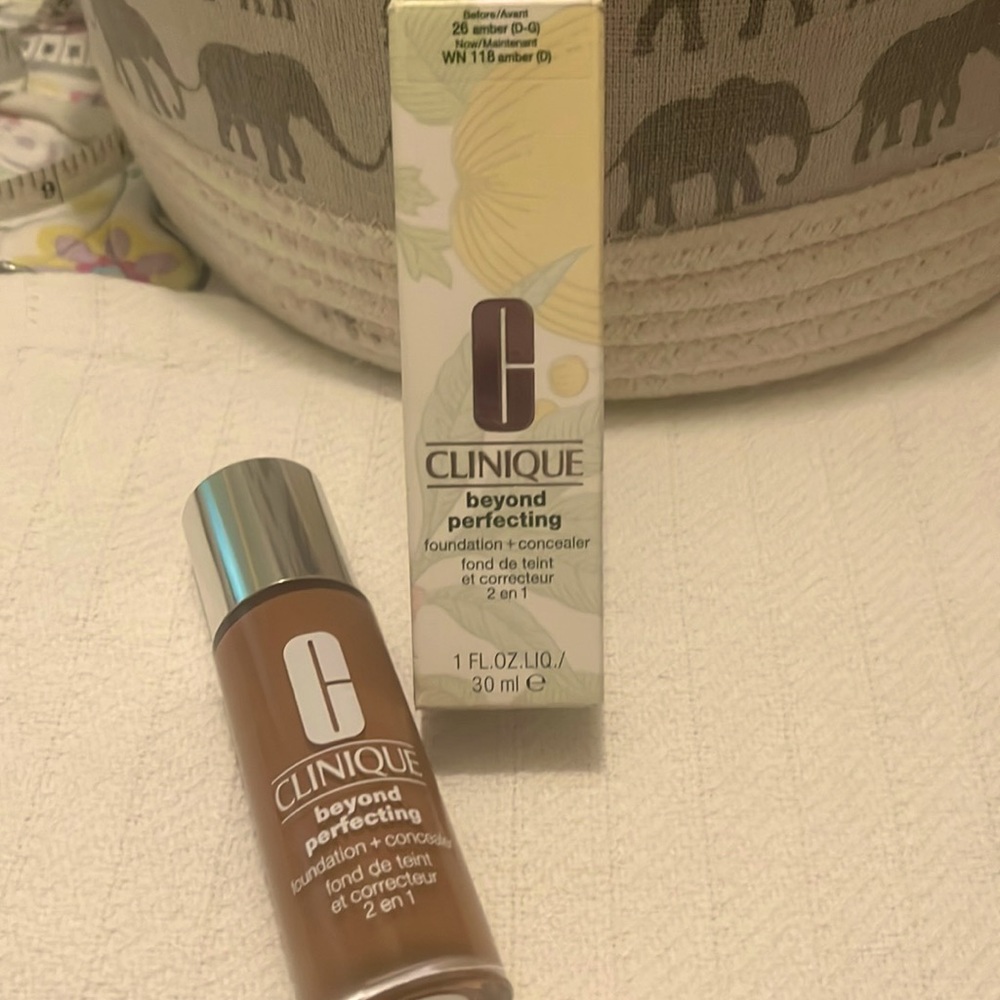 Clinique perfecting foundation & concealer in shade 26 Ambers D-G WN118 Amber D